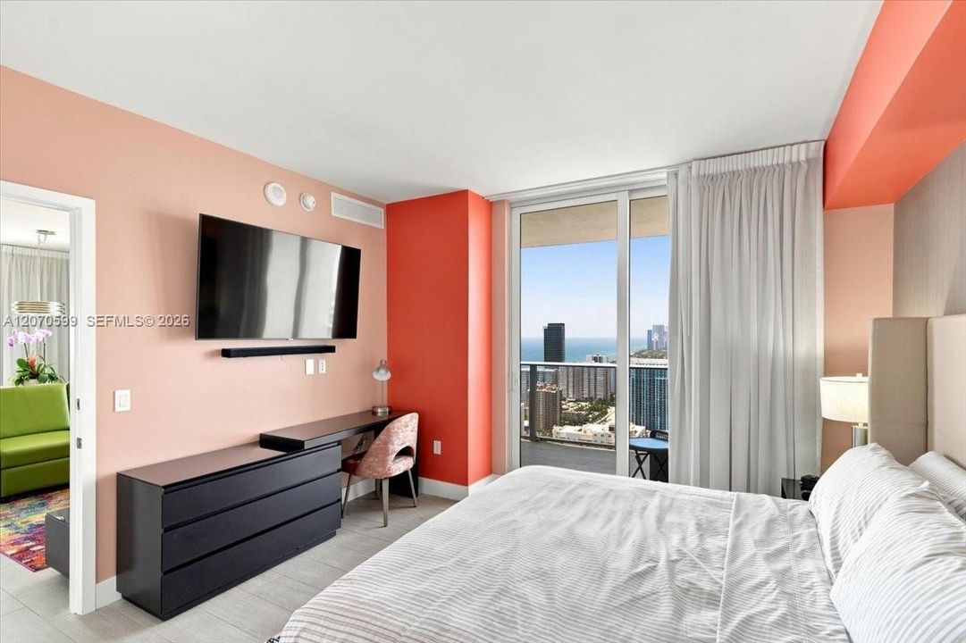 For Sale: $895,000 (2 beds, 2 baths, 1060 Square Feet)