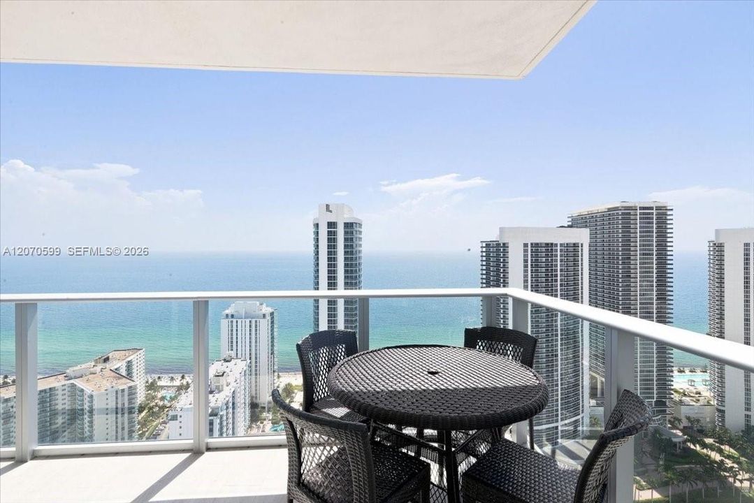 For Sale: $895,000 (2 beds, 2 baths, 1060 Square Feet)