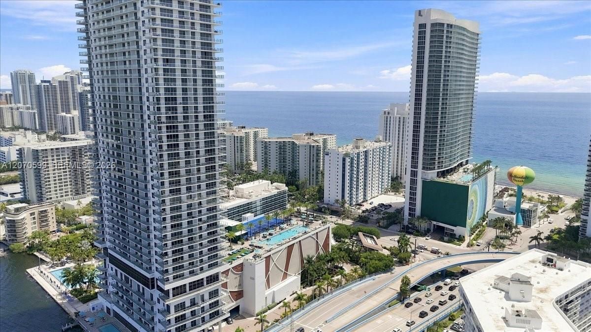 For Sale: $895,000 (2 beds, 2 baths, 1060 Square Feet)