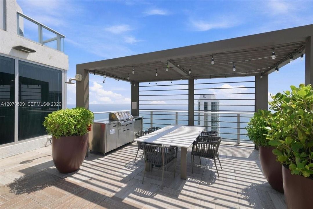 For Sale: $895,000 (2 beds, 2 baths, 1060 Square Feet)
