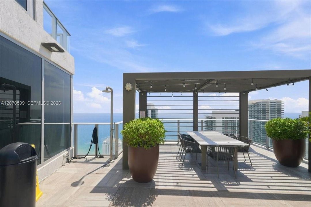 For Sale: $895,000 (2 beds, 2 baths, 1060 Square Feet)