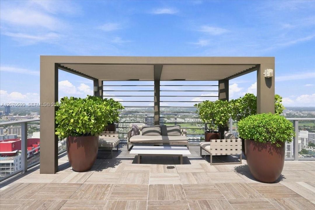 For Sale: $895,000 (2 beds, 2 baths, 1060 Square Feet)