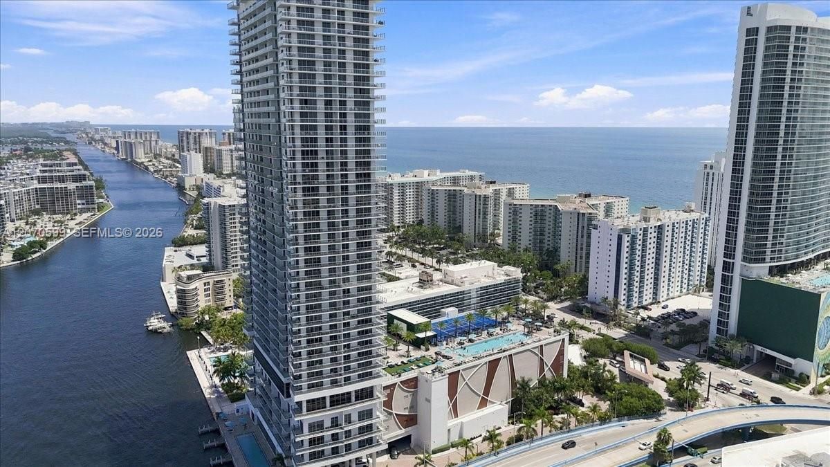 For Sale: $895,000 (2 beds, 2 baths, 1060 Square Feet)