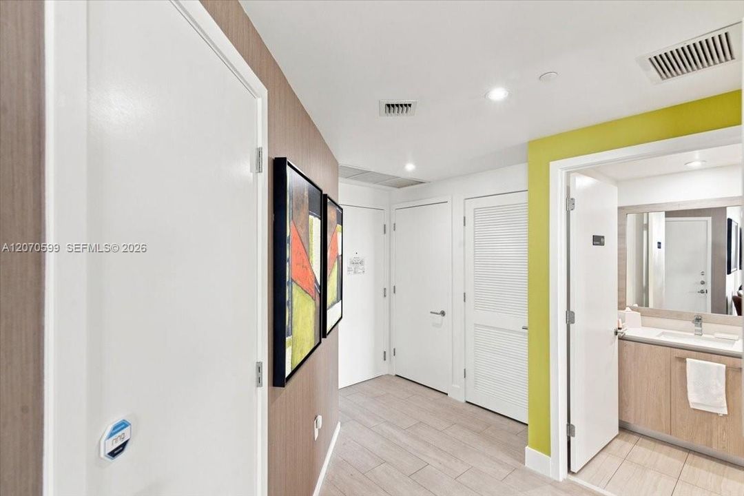 For Sale: $895,000 (2 beds, 2 baths, 1060 Square Feet)