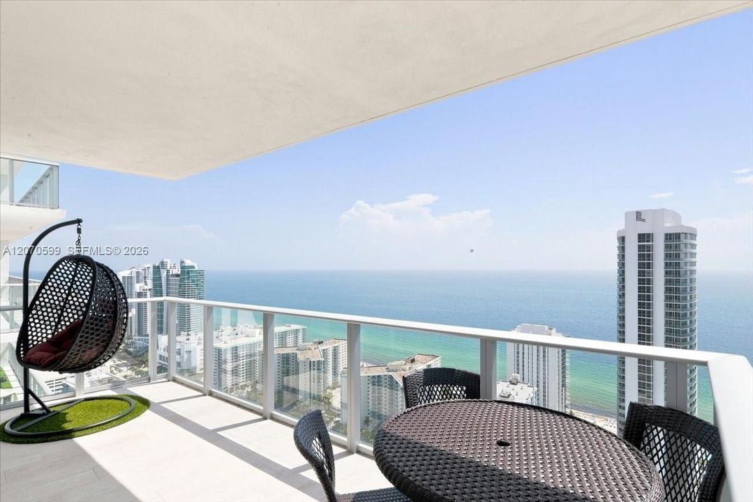 For Sale: $895,000 (2 beds, 2 baths, 1060 Square Feet)