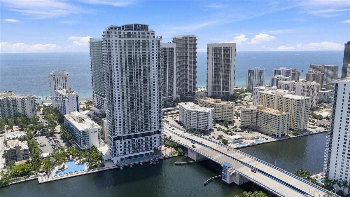 For Sale: $895,000 (2 beds, 2 baths, 1060 Square Feet)