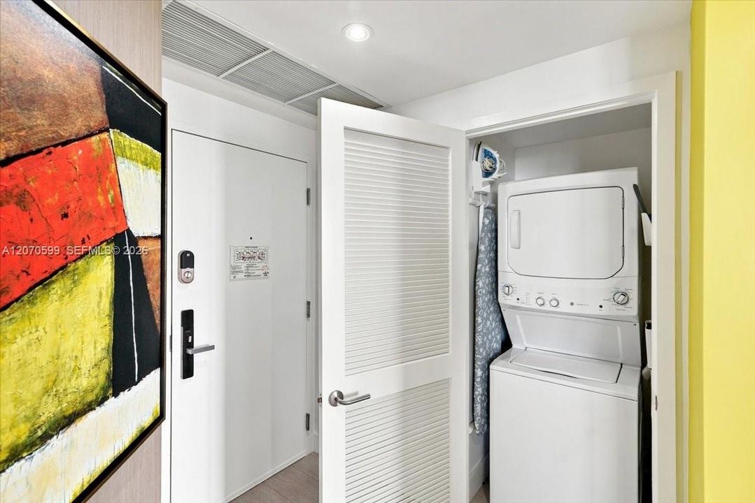 For Sale: $895,000 (2 beds, 2 baths, 1060 Square Feet)