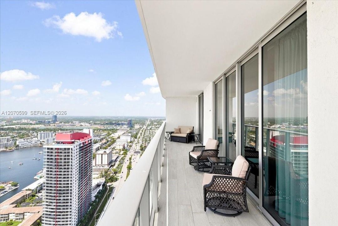 For Sale: $895,000 (2 beds, 2 baths, 1060 Square Feet)