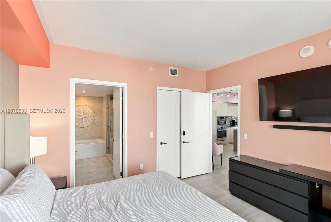 For Sale: $895,000 (2 beds, 2 baths, 1060 Square Feet)