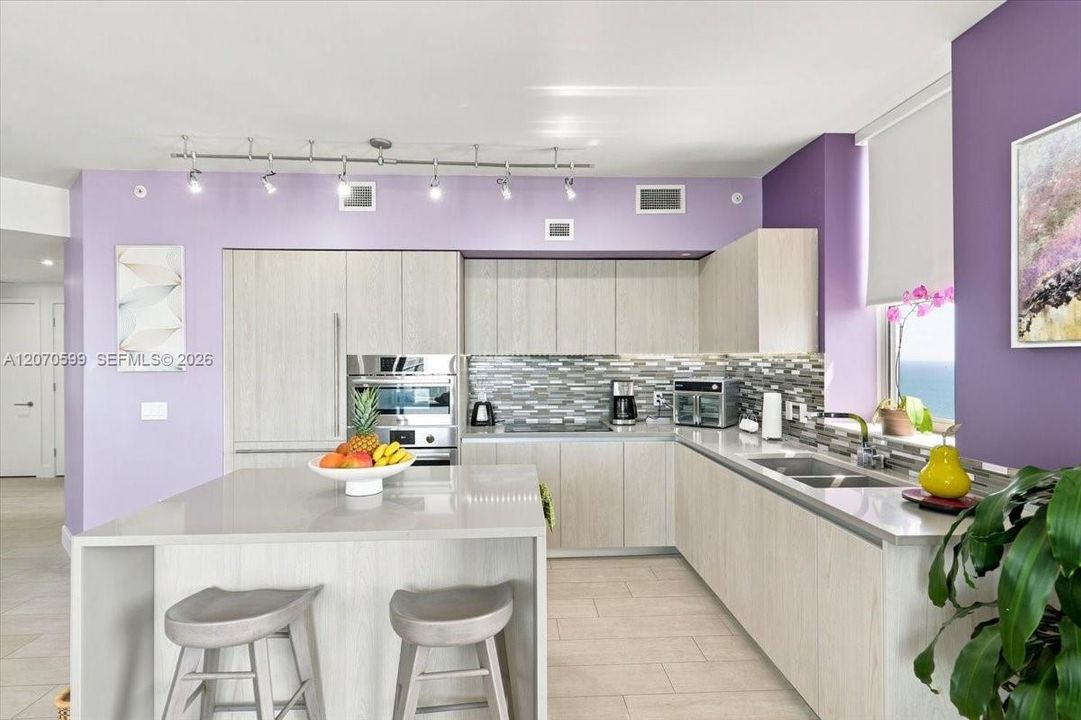For Sale: $895,000 (2 beds, 2 baths, 1060 Square Feet)