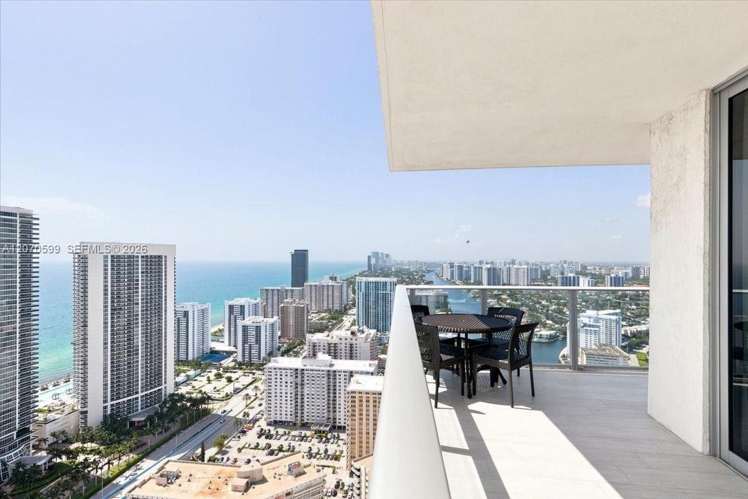 For Sale: $895,000 (2 beds, 2 baths, 1060 Square Feet)
