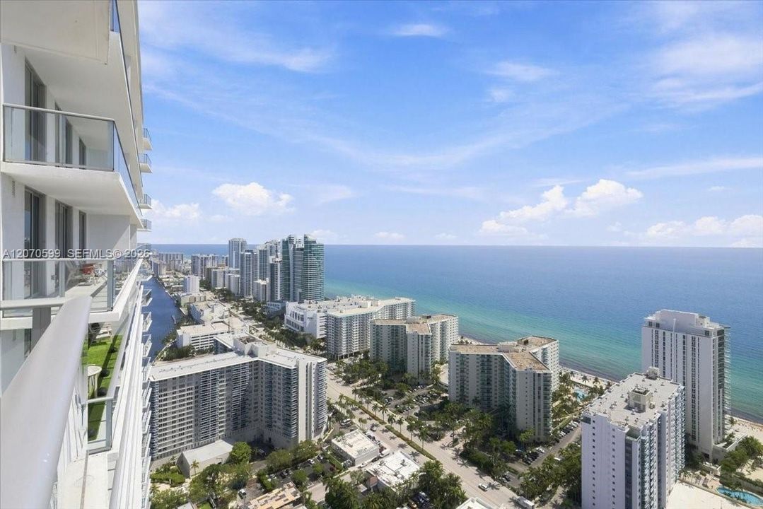 For Sale: $895,000 (2 beds, 2 baths, 1060 Square Feet)