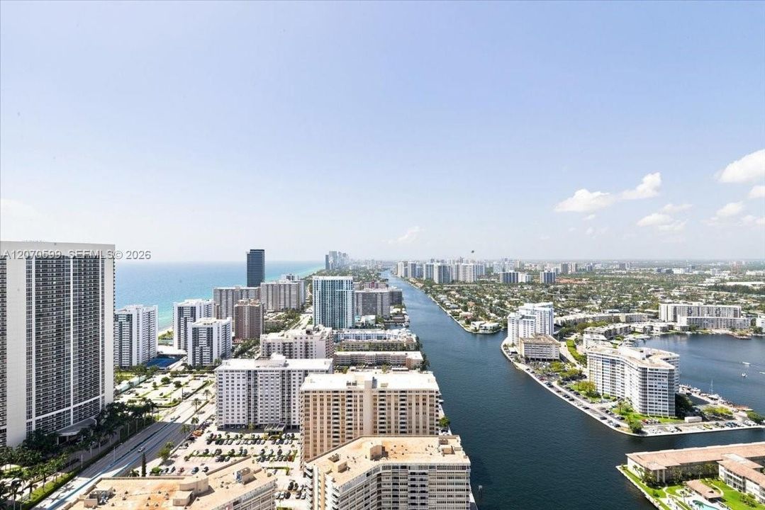 For Sale: $895,000 (2 beds, 2 baths, 1060 Square Feet)