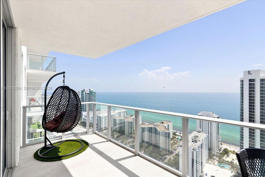 For Sale: $895,000 (2 beds, 2 baths, 1060 Square Feet)