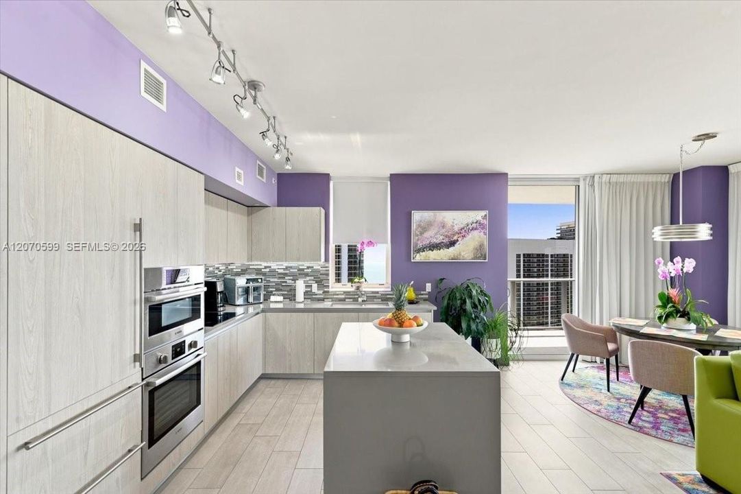 For Sale: $895,000 (2 beds, 2 baths, 1060 Square Feet)