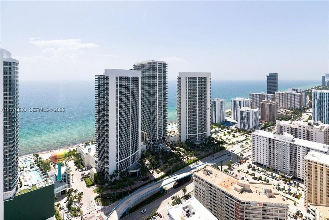 For Sale: $895,000 (2 beds, 2 baths, 1060 Square Feet)