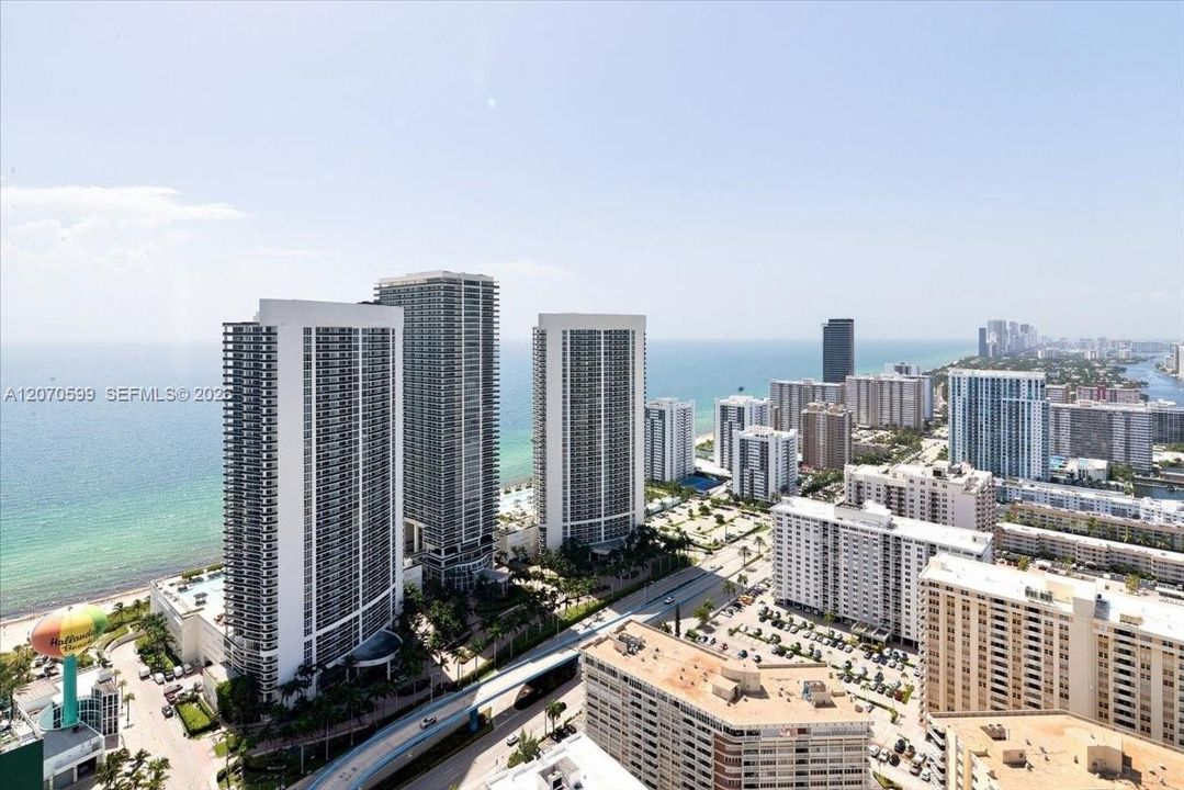 For Sale: $895,000 (2 beds, 2 baths, 1060 Square Feet)