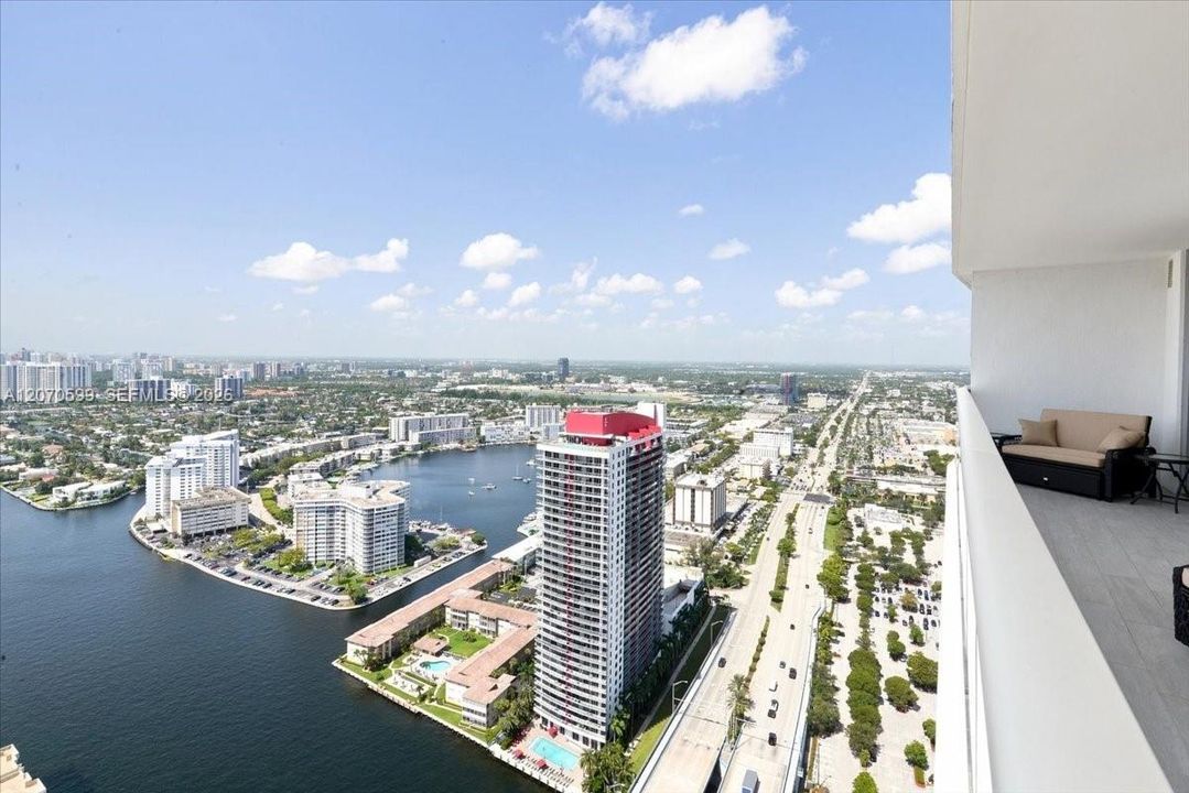 For Sale: $895,000 (2 beds, 2 baths, 1060 Square Feet)
