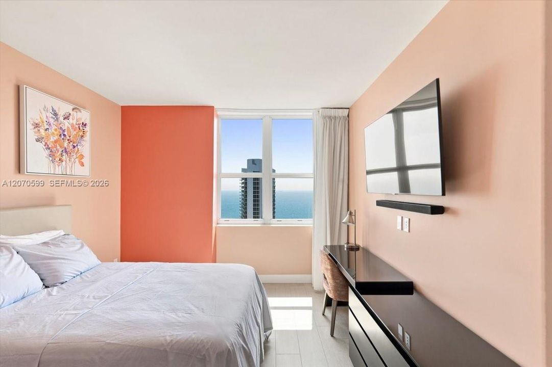 For Sale: $895,000 (2 beds, 2 baths, 1060 Square Feet)