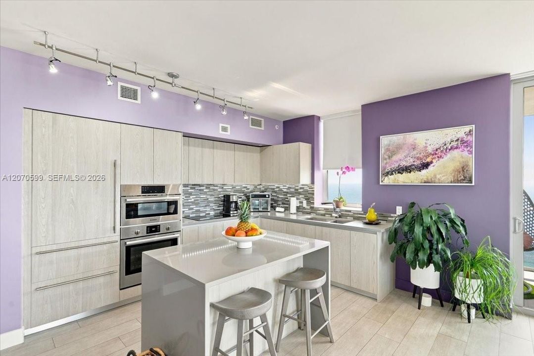 For Sale: $895,000 (2 beds, 2 baths, 1060 Square Feet)