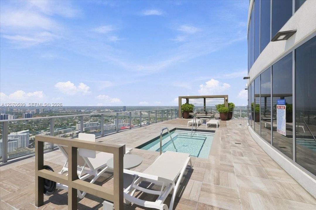 For Sale: $895,000 (2 beds, 2 baths, 1060 Square Feet)