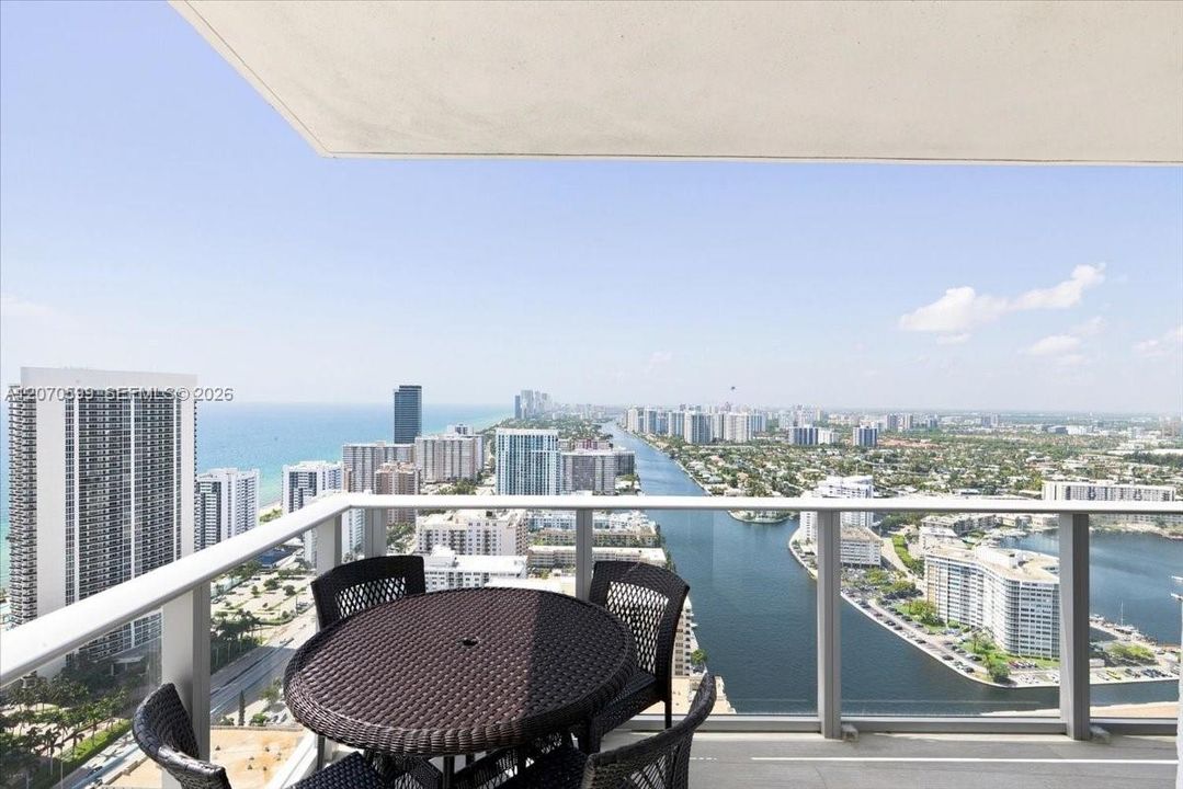 For Sale: $895,000 (2 beds, 2 baths, 1060 Square Feet)