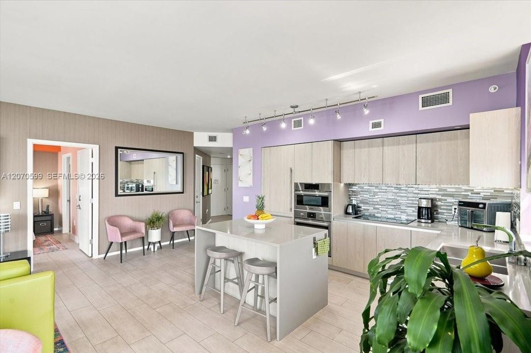 For Sale: $895,000 (2 beds, 2 baths, 1060 Square Feet)