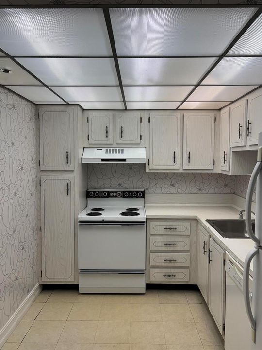 1200 Saint Charles 414 Kitchen