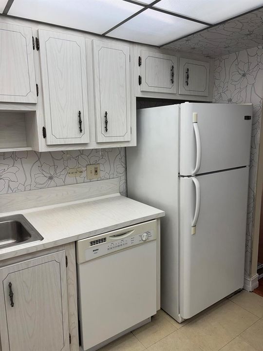 1200 Saint Charles 414 Kitchen 2