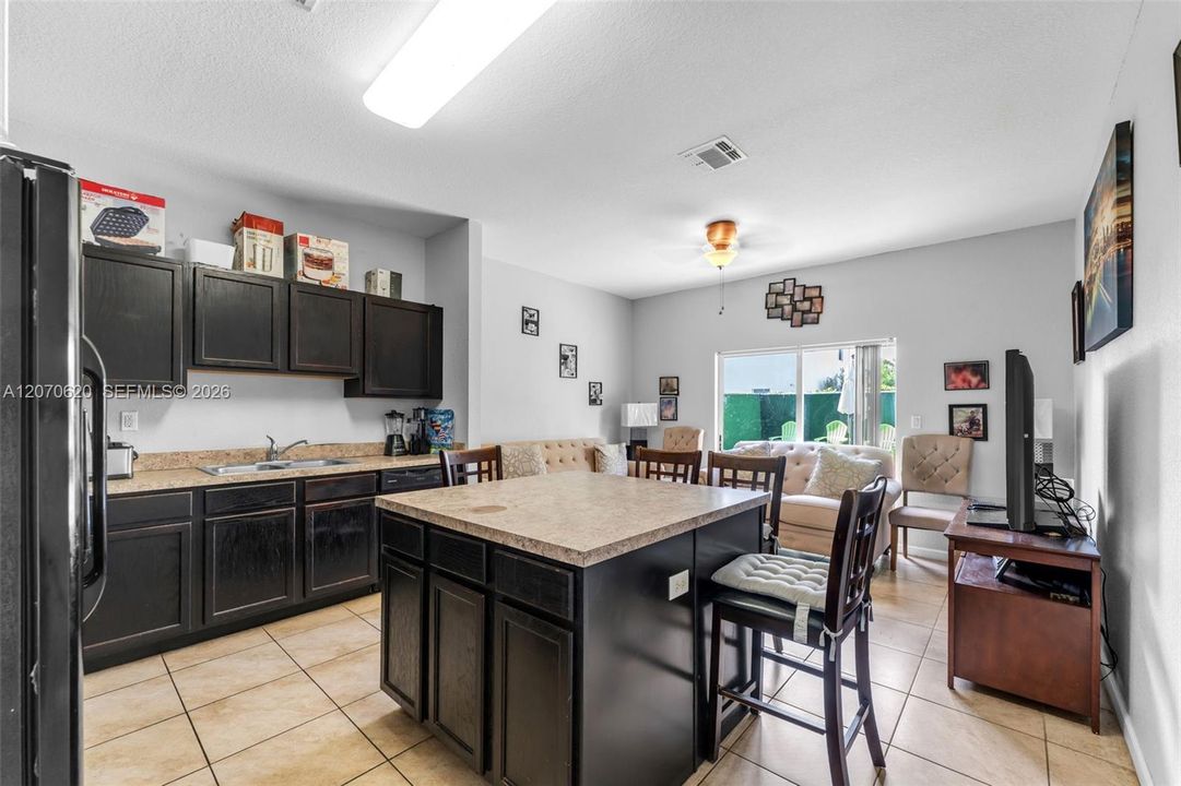 En Venta: $490,000 (4 camas, 2 baños, 1595 Pies cuadrados)