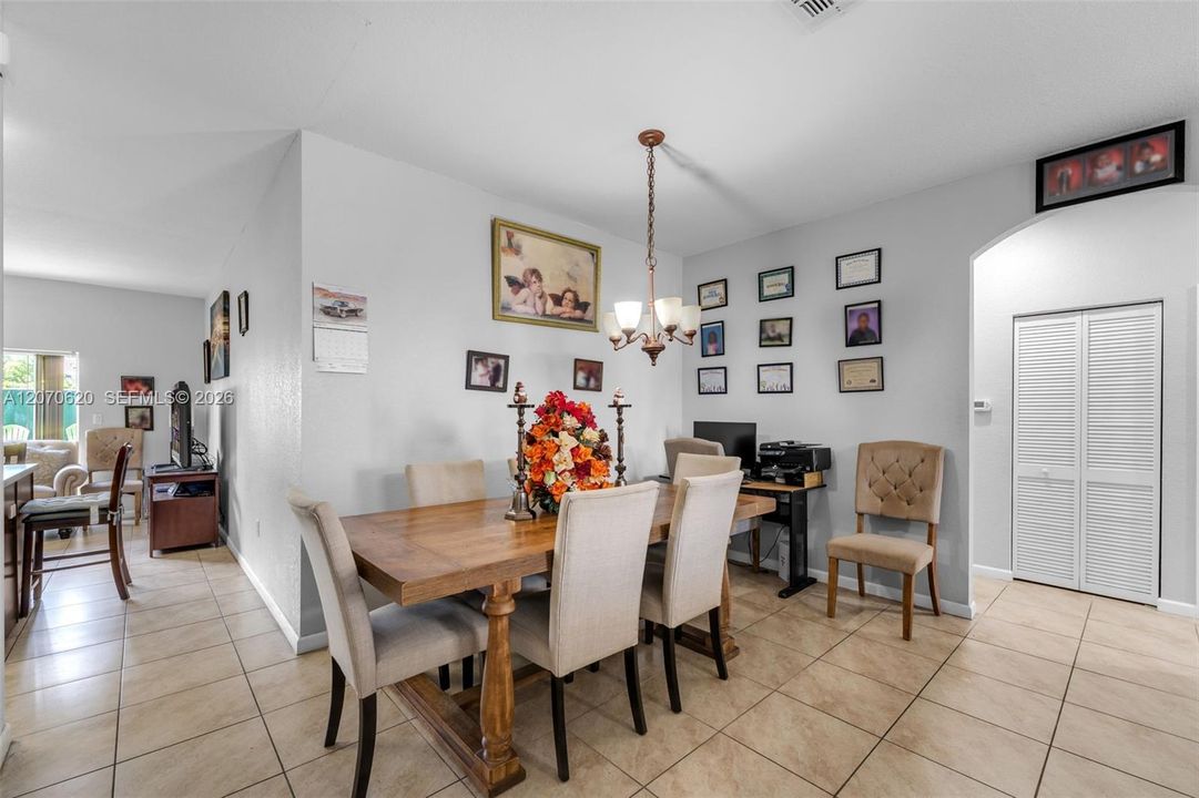 En Venta: $490,000 (4 camas, 2 baños, 1595 Pies cuadrados)