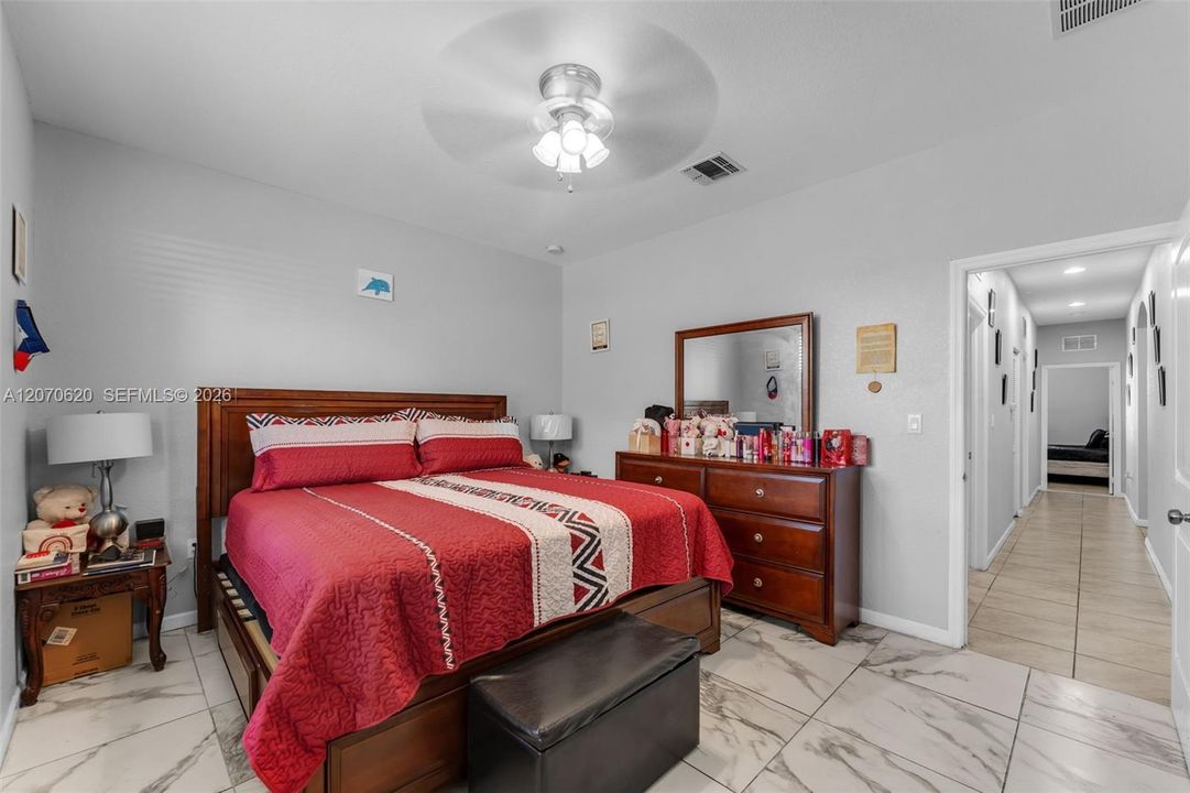 En Venta: $490,000 (4 camas, 2 baños, 1595 Pies cuadrados)