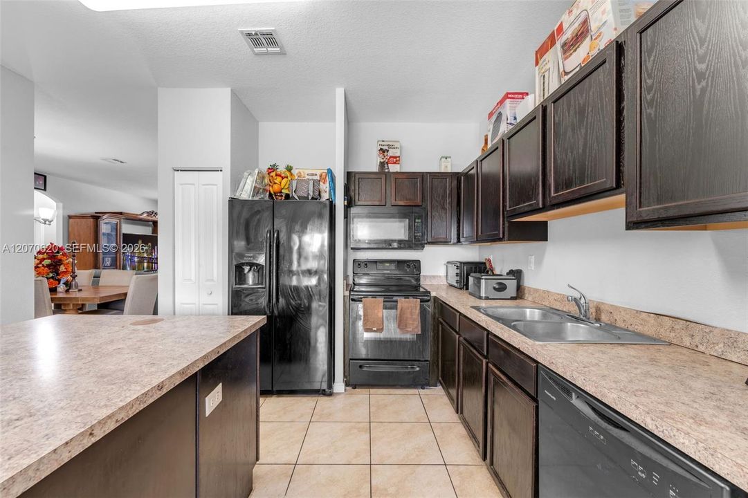 En Venta: $490,000 (4 camas, 2 baños, 1595 Pies cuadrados)
