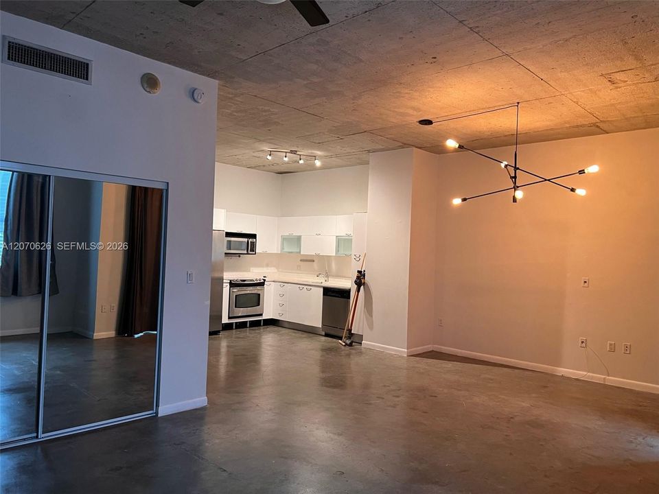 For Rent: $2,350 (1 beds, 1 baths, 651 Square Feet)