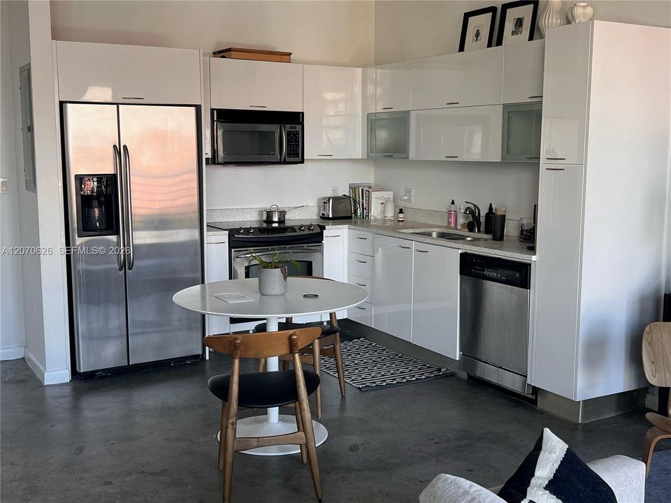 For Rent: $2,350 (1 beds, 1 baths, 651 Square Feet)