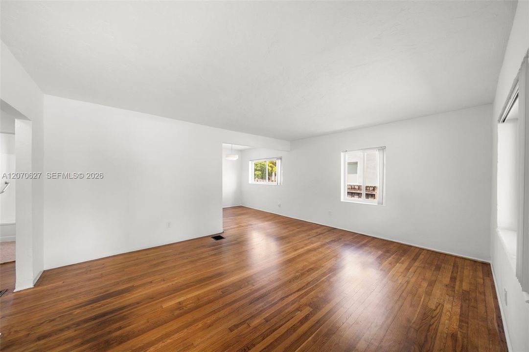 For Rent: $3,495 (2 beds, 1 baths, 967 Square Feet)