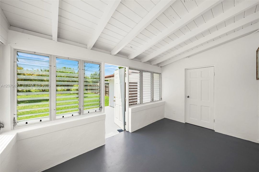 For Rent: $3,495 (2 beds, 1 baths, 967 Square Feet)