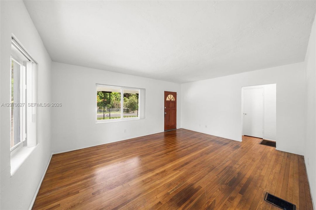 For Rent: $3,495 (2 beds, 1 baths, 967 Square Feet)