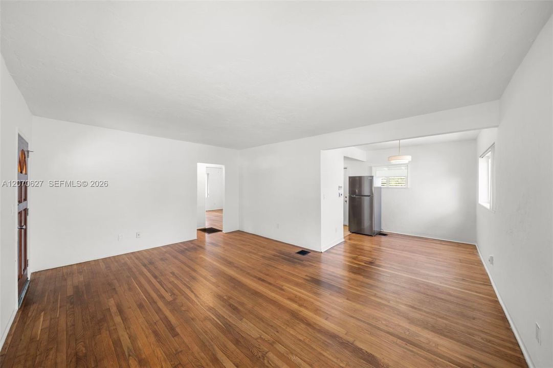 For Rent: $3,495 (2 beds, 1 baths, 967 Square Feet)