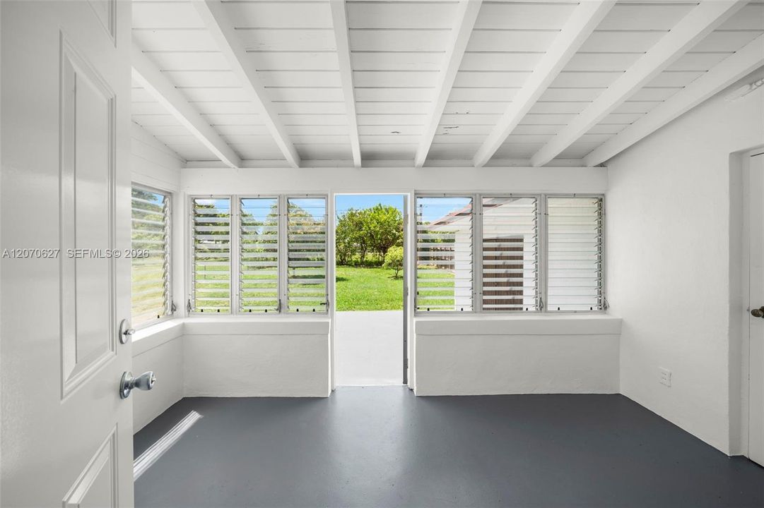 For Rent: $3,495 (2 beds, 1 baths, 967 Square Feet)