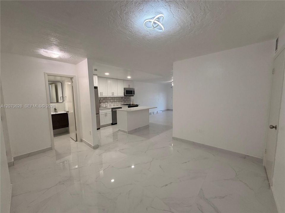 For Rent: $1,800 (1 beds, 1 baths, 960 Square Feet)