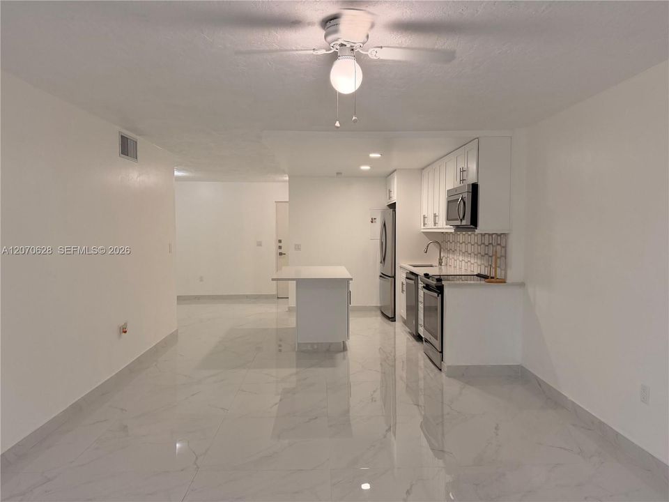 For Rent: $1,800 (1 beds, 1 baths, 960 Square Feet)