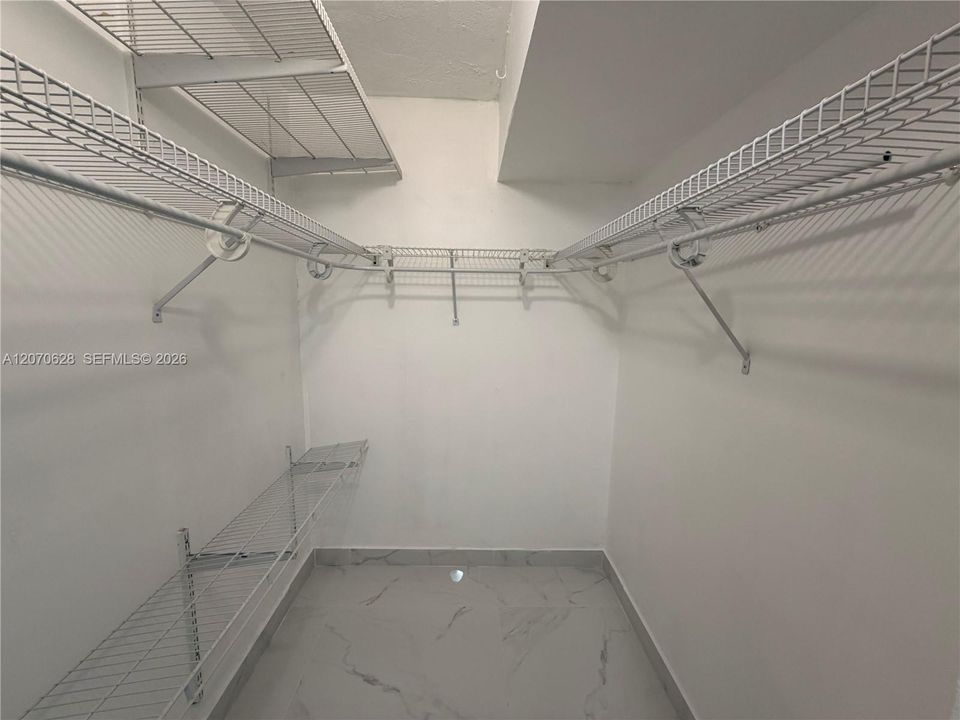 For Rent: $1,800 (1 beds, 1 baths, 960 Square Feet)