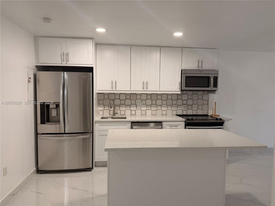 For Rent: $1,800 (1 beds, 1 baths, 960 Square Feet)