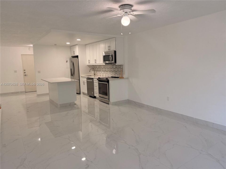 For Rent: $1,800 (1 beds, 1 baths, 960 Square Feet)