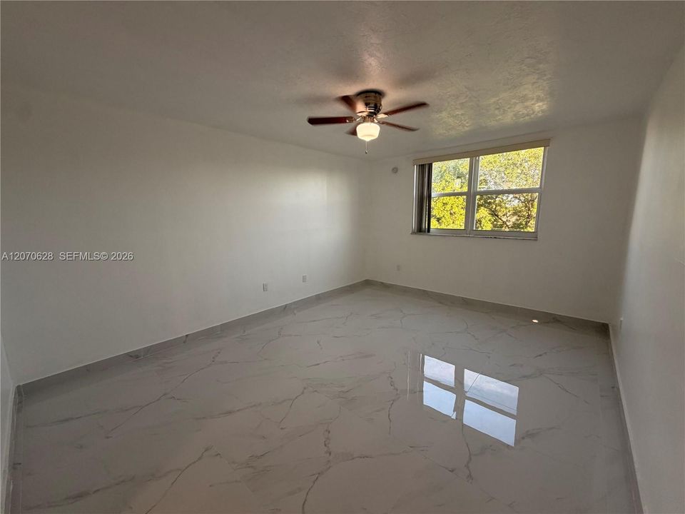 For Rent: $1,800 (1 beds, 1 baths, 960 Square Feet)