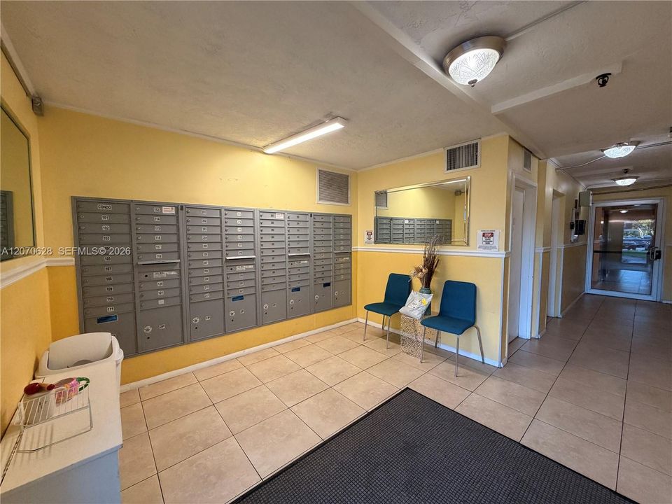 For Rent: $1,800 (1 beds, 1 baths, 960 Square Feet)