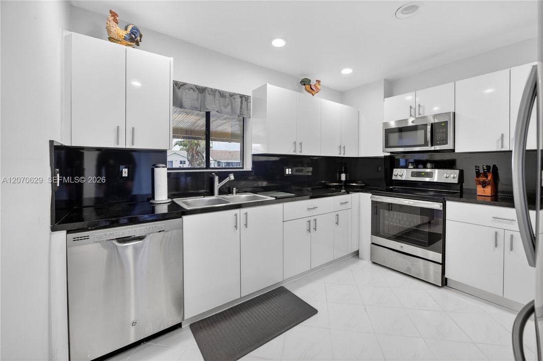 For Sale: $748,817 (4 beds, 3 baths, 1940 Square Feet)