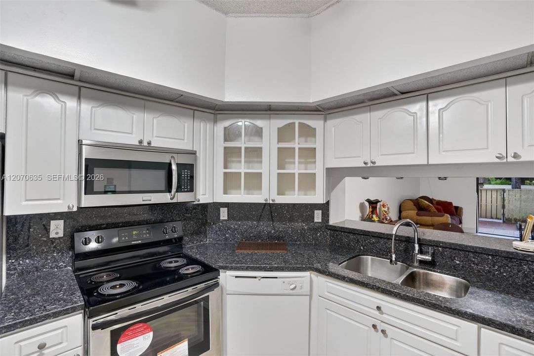 For Sale: $320,000 (3 beds, 2 baths, 1233 Square Feet)