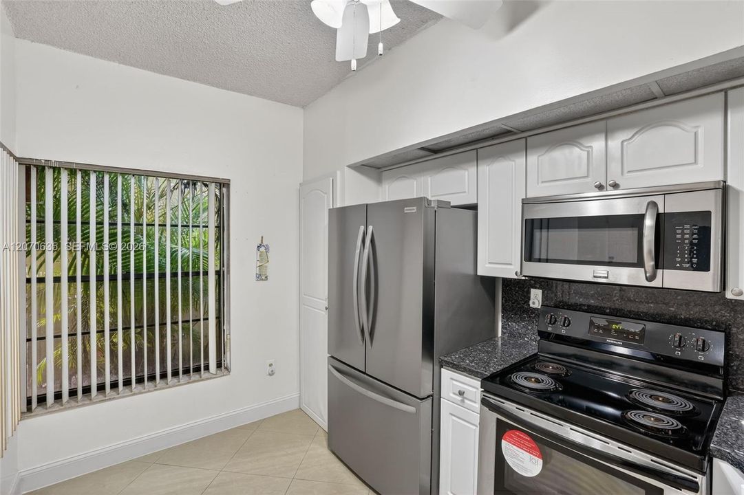 For Sale: $320,000 (3 beds, 2 baths, 1233 Square Feet)